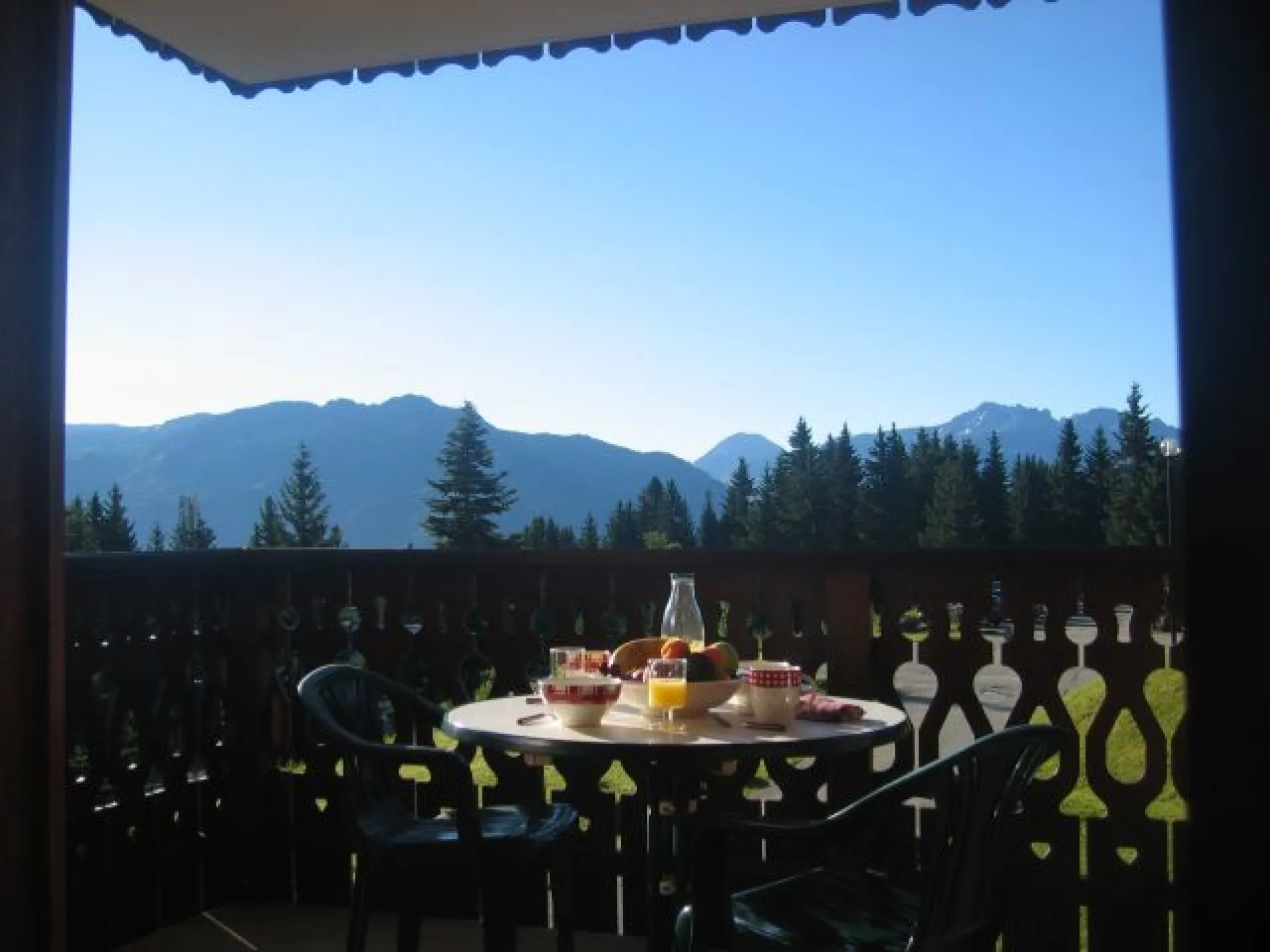 Terrasse. vue sur le Mont-Blanc.
possibilité de dejeuner. situation Sud-Est.
Petit-déjeuner, et déjeuner au soleil.