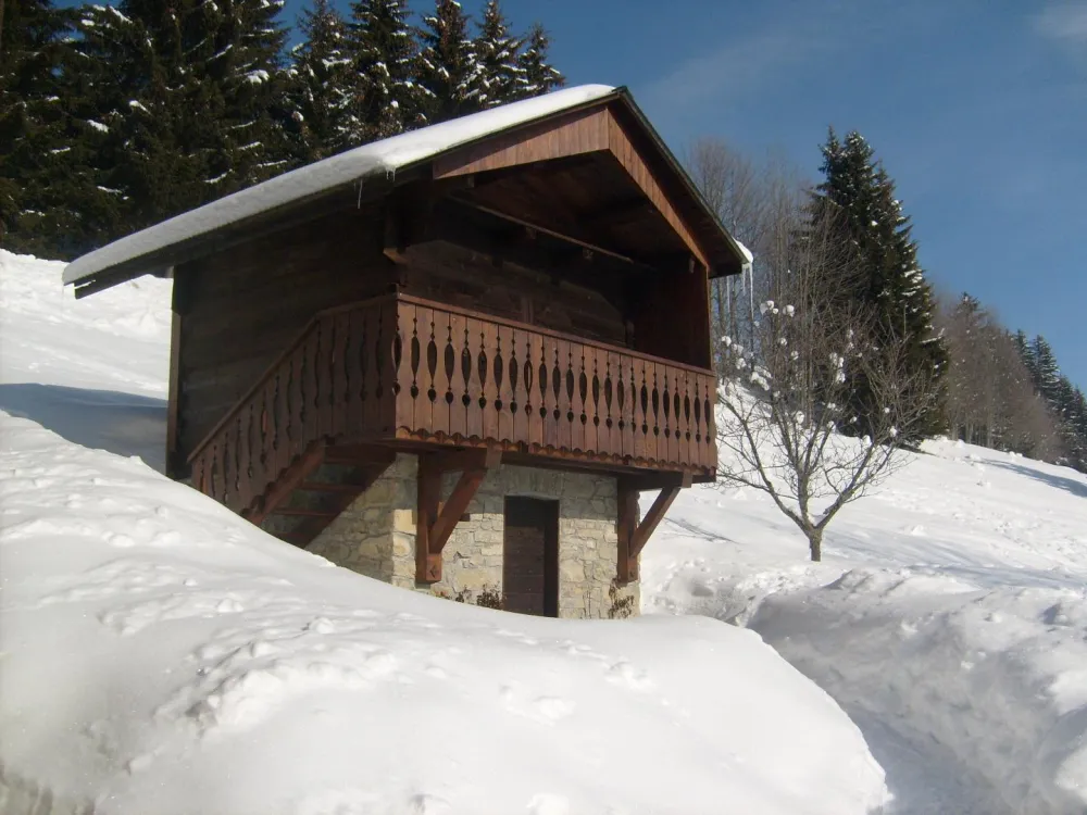 Mazot (dépendance pour le rangement des skis, VTT, ...)