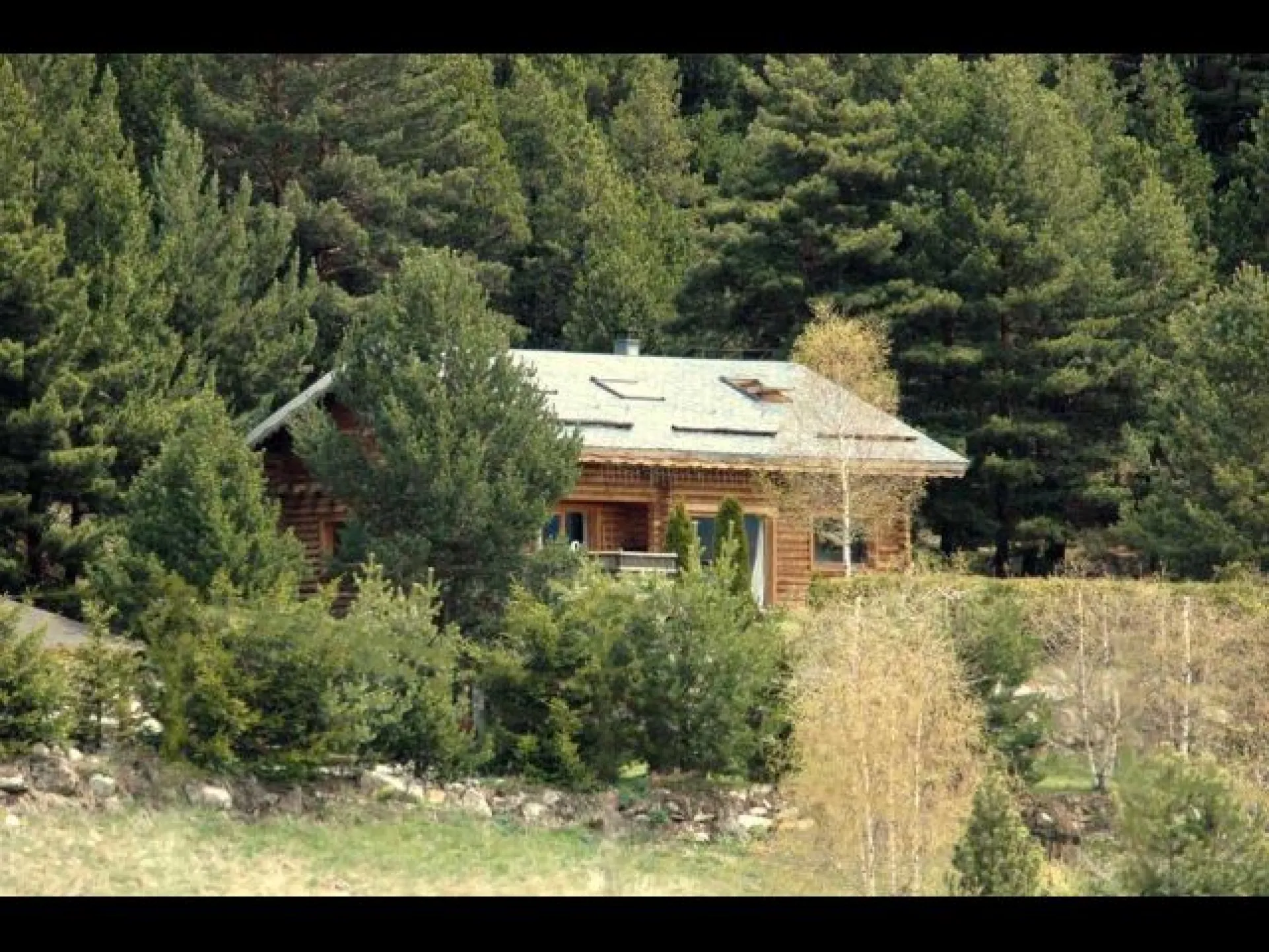 le chalet au dessus du village en lisiere de foret avec vue panoramique sur les pyrénnées 