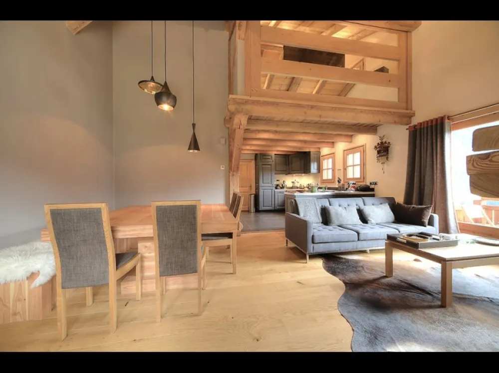 Double Hauteur pour le séjour, avec des matériaux de qualité. Canapé et Fauteuils Florence Knoll et luminaires Tom Dixon. Le parfait mélange entre la chaleur du bois et la modernité