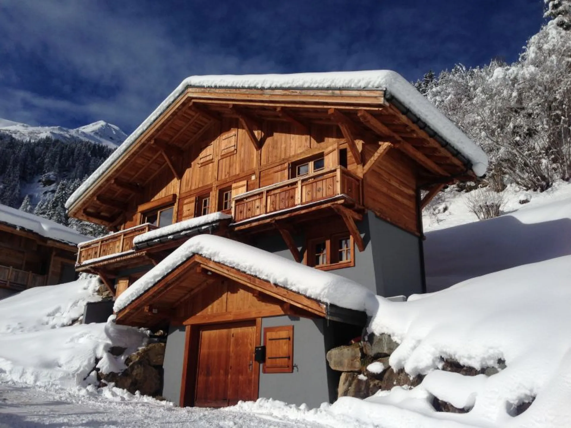 Le chalet est au coeur d'un hameau de montagne, dans une nature préservée mais a proximité immédiate du village de Saint Nicolas de Véroce (1,5km). C'est une combinaison parfaite entre authenticité, harmonie, et caractère. Le chalet Delux Monte Bianco peu