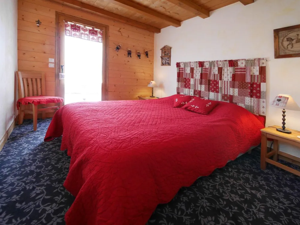 2éme chambre avec placard, commode, accés direct terrasse. Literie 160 x 200.
Peut se transformer en lits jumeaux 80 x 200.