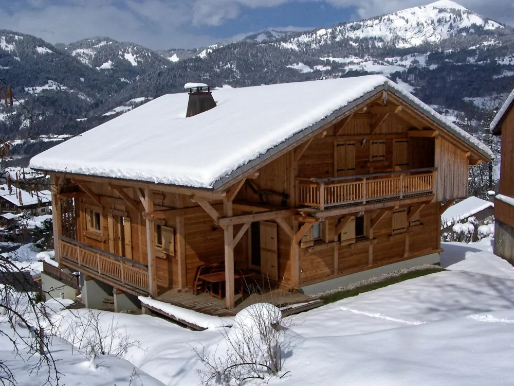 Le chalet en hiver : façade sud. Vue des niveaux 2 et 3 , de la terrasse couverte.