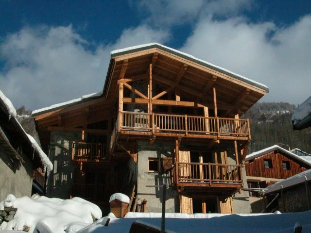 Façade de l'appartement situé au rez de jardin et premier étage