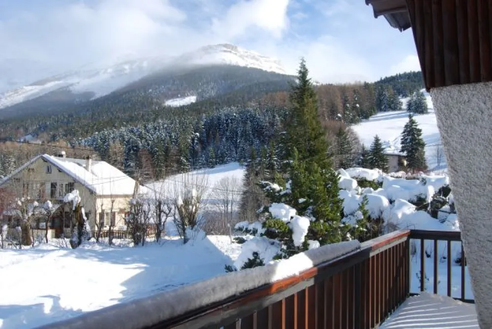 Grande terrasse NE avec la vue sur la chaine du Gerbier. Présence aussi d'une large terrasse sud.