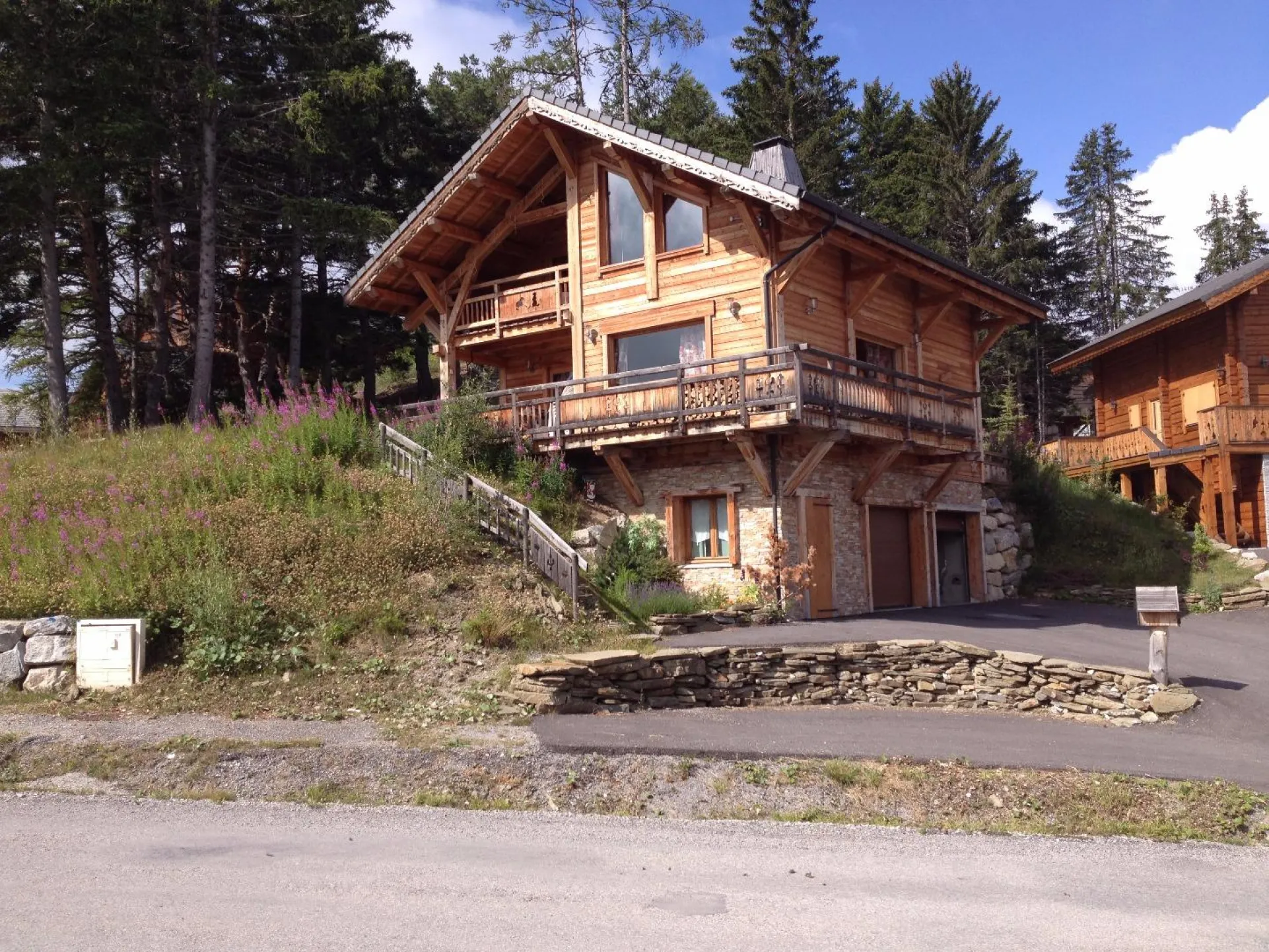 Vue d'été : 1 sous-sol et 4/5 places de parking devant le chalet
