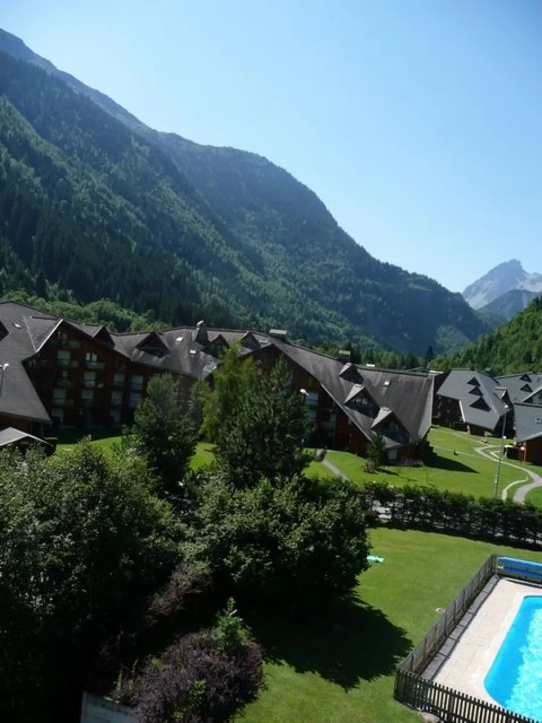 Vue depuis le balcon
Piscine d'été en contre-bas