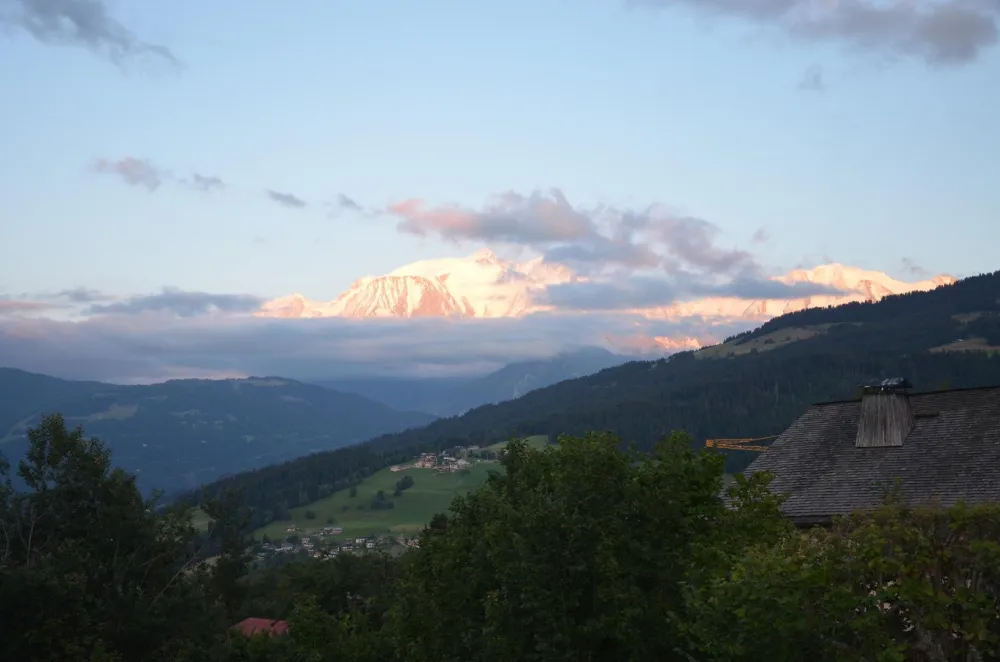 Vue de la terrasse du chalet en été