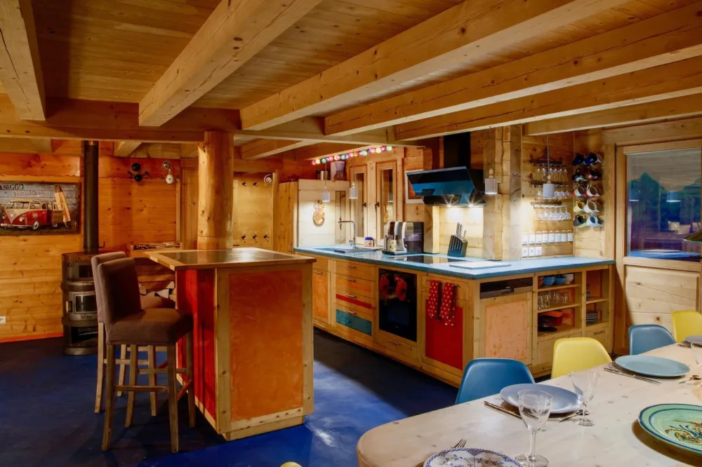 La cuisine est agréable, pratique et super bien équipée. Vous trouverez: réfrigérateur de 320l, machine à café à grains, plaque induction 5 feux, four à tiroir, machine à laver silencieuse... Appareil à raclette, à fondue.