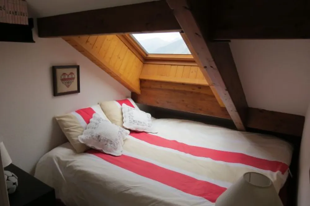 chambre 2 - mansardée -  1 lit double