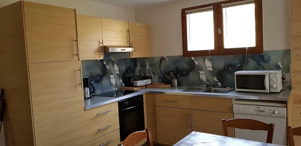 Cuisine intégrée, four électrique, micro-onde, lave-vaisselle, grille pain, cafetière électrique..