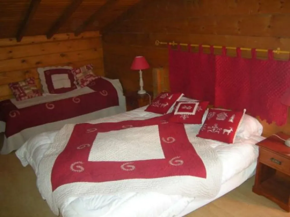 CHAMBRE TRIPLE AVEC SALLE DE BAIN , ACCES BALCON , VUE SUPERBE SUR LES PISTES ET LES MONTAGNES