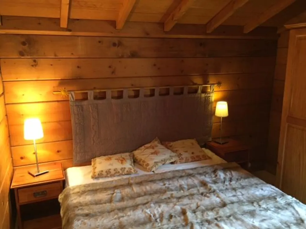 CHAMBRE DOUBLE AU PREMIER ETAGE , LAVABO DANS LA CHAMBRE , SALLE DE DOUCHE PROCHE , FENETRE AVEC JOLIE VUE SUR MONTAGNES