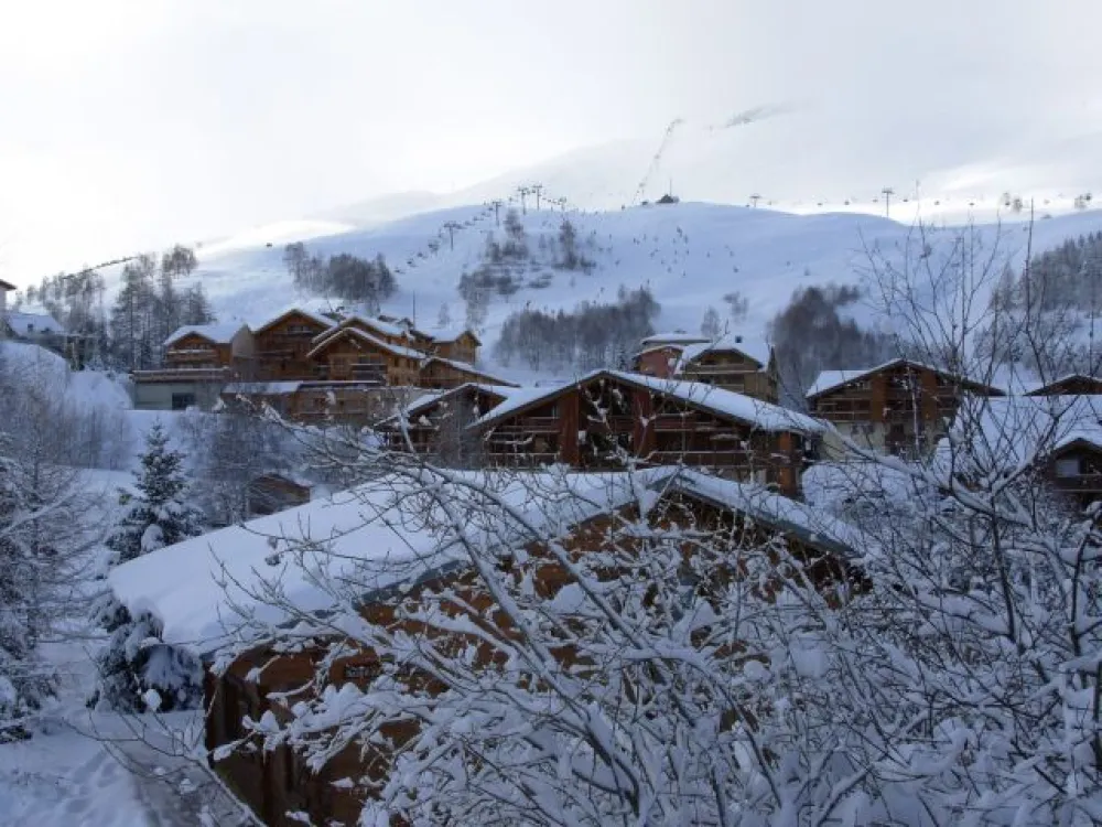 CHALET VU DU COTE DE L ENTREE , ENVIRONNEMENT TRANQUILLE ET ESPACE AUTOUR DU CHALET DONT LE JARDIN,PLANTE DE SAPINS, EST SITUE LE LONG D UNE PISTE VERTE VOUS CONDUISANT EN 3 MINUTES AUX TELESIEGES
