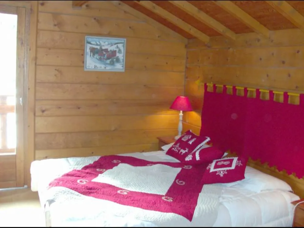 CHAMBRE DOUBLE AVEC LAVABO , PROCHE SALLE DE DOUCHE , ACCES BALCON , VUE SUPERBE SUR PISTE ET MONTAGNES