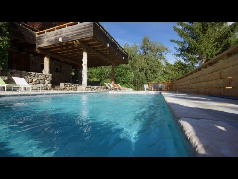 La piscine, couleur des eaux de la Guisane voisine