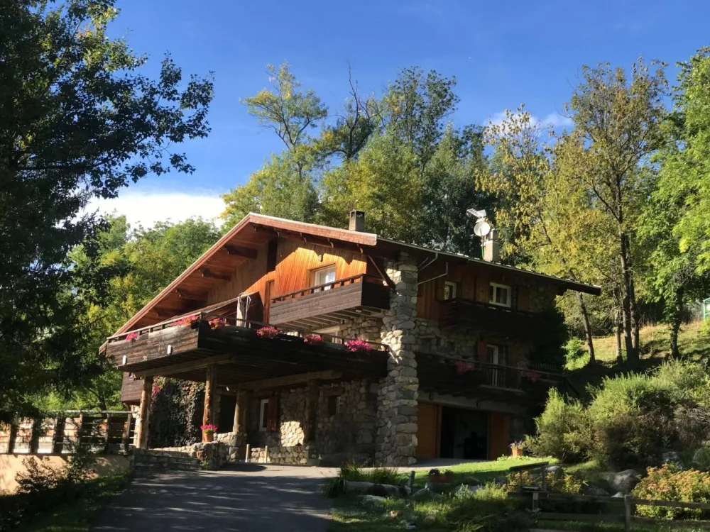 Arrivée devant le chalet en été