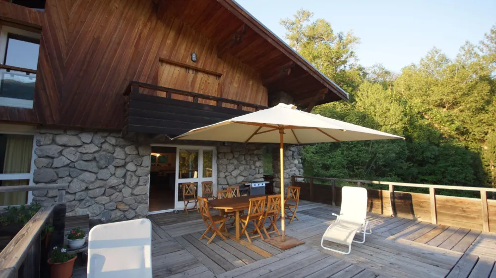 La terrasse et l'entrée séjour, comme suspendue dans les bois