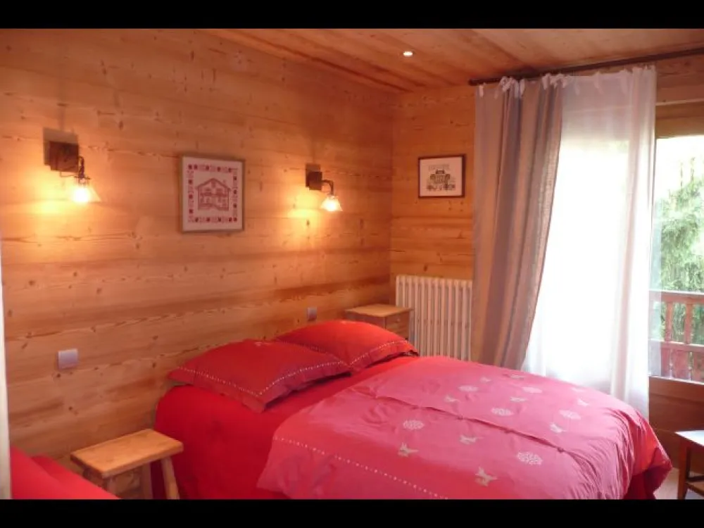 Très Jolie chambre avec vue sur le jardin, comportant un lit double et un lit simple.
De nombreux placards permettent de jouir de tout l'espace et de s'installer comme "à la maison". 
