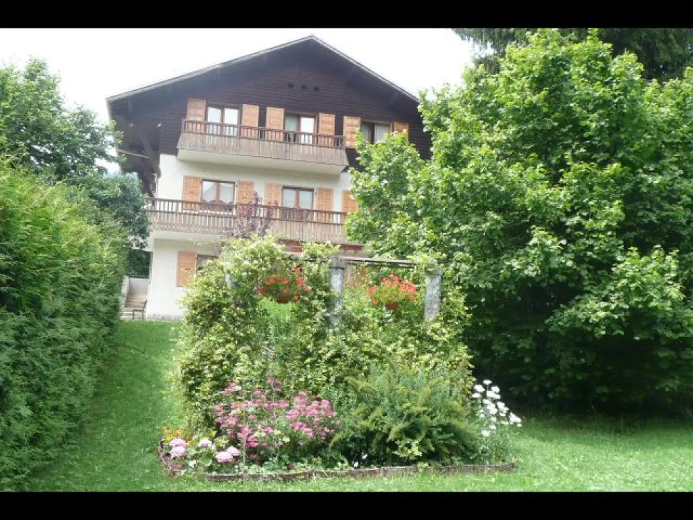 Le Chalet et son jardin durant l'été.
Le Chalet comporte plusieurs places de parking privées à son entrée.
