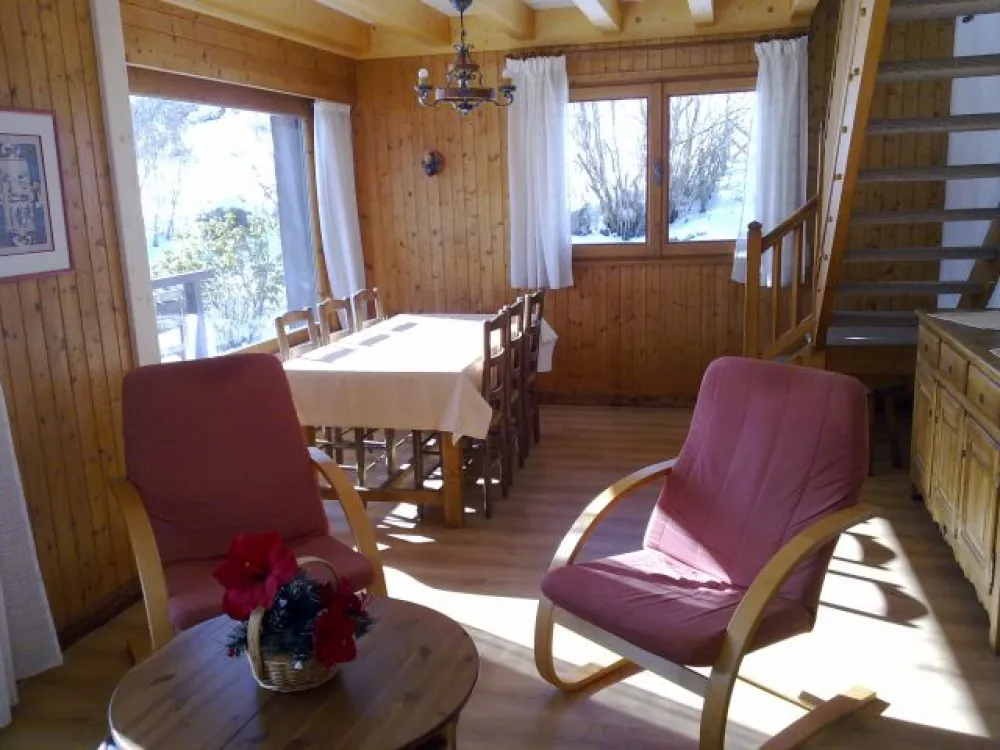 salon-séjour ouvrant sur le balcon et la terrasse