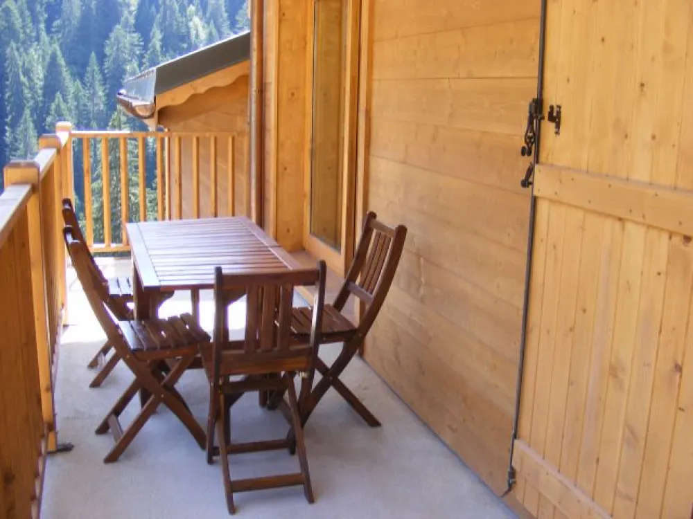balcon avec table et chaises