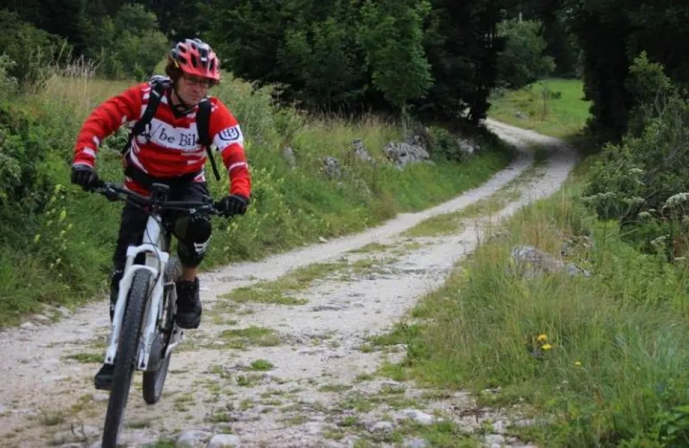 Location de VAE à la station, monté par télésiège et détendre avec votre vélo, une activité dynamique    