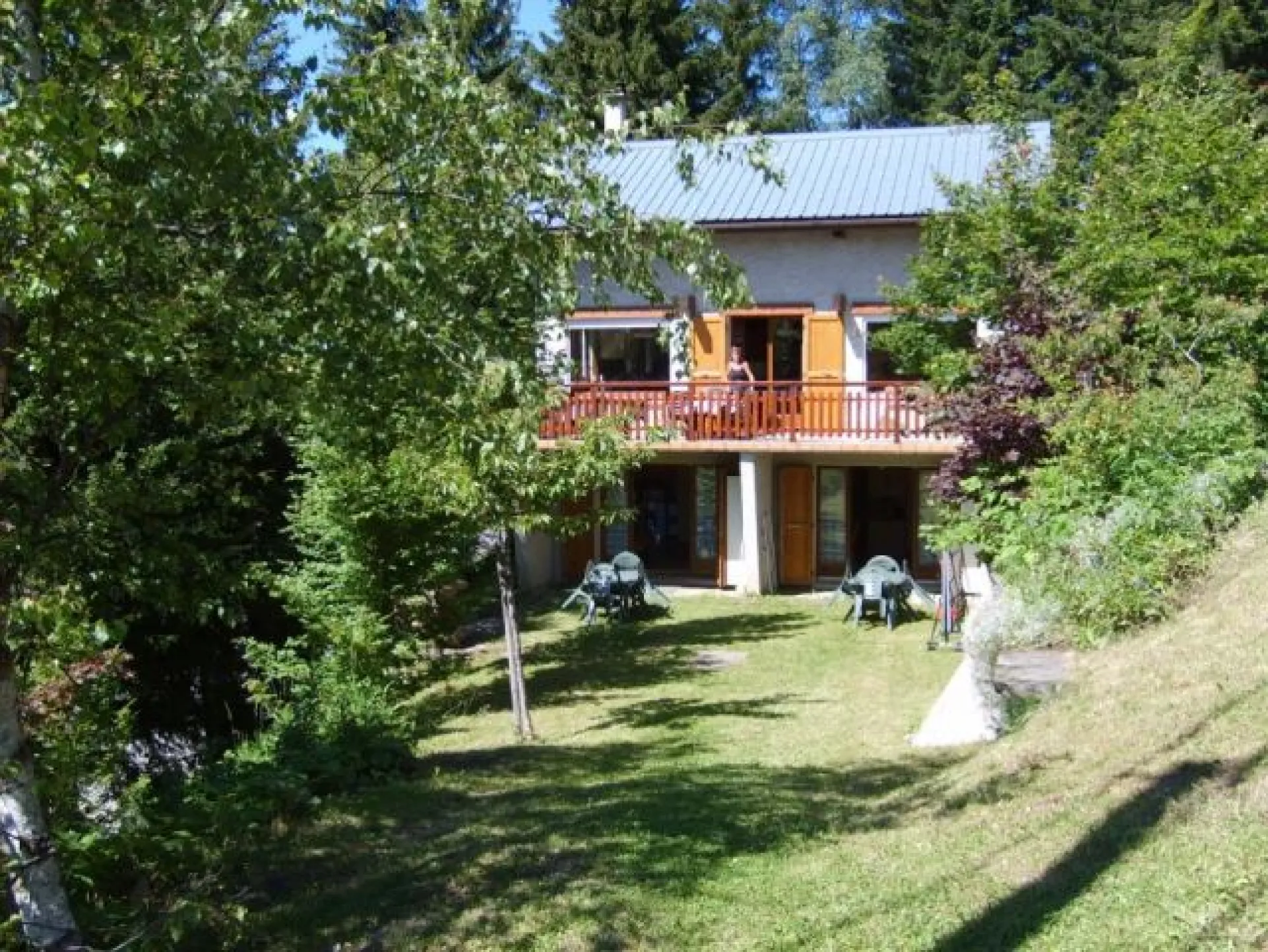 Façade Sud dans un écrin de verdure, Barbecue et salon de jardin à votre disposition