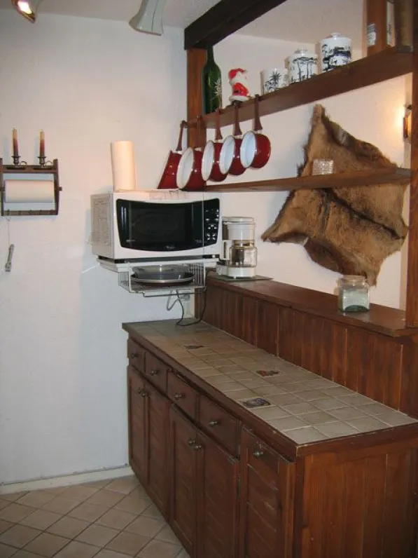 la kitchenette avec le four Whirpool (micro-onde, grill et chaleur pulsée)
