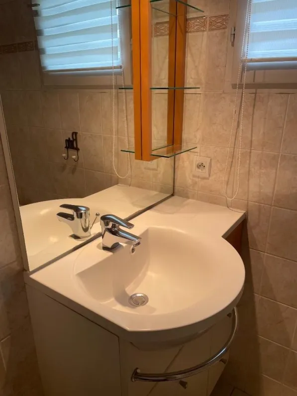 Petite salle de bain coquette avec douche 