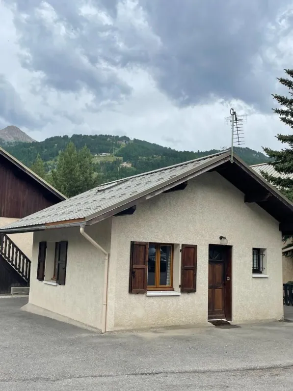 L'extérieur du chalet indépendant avec son parking privatif à droite