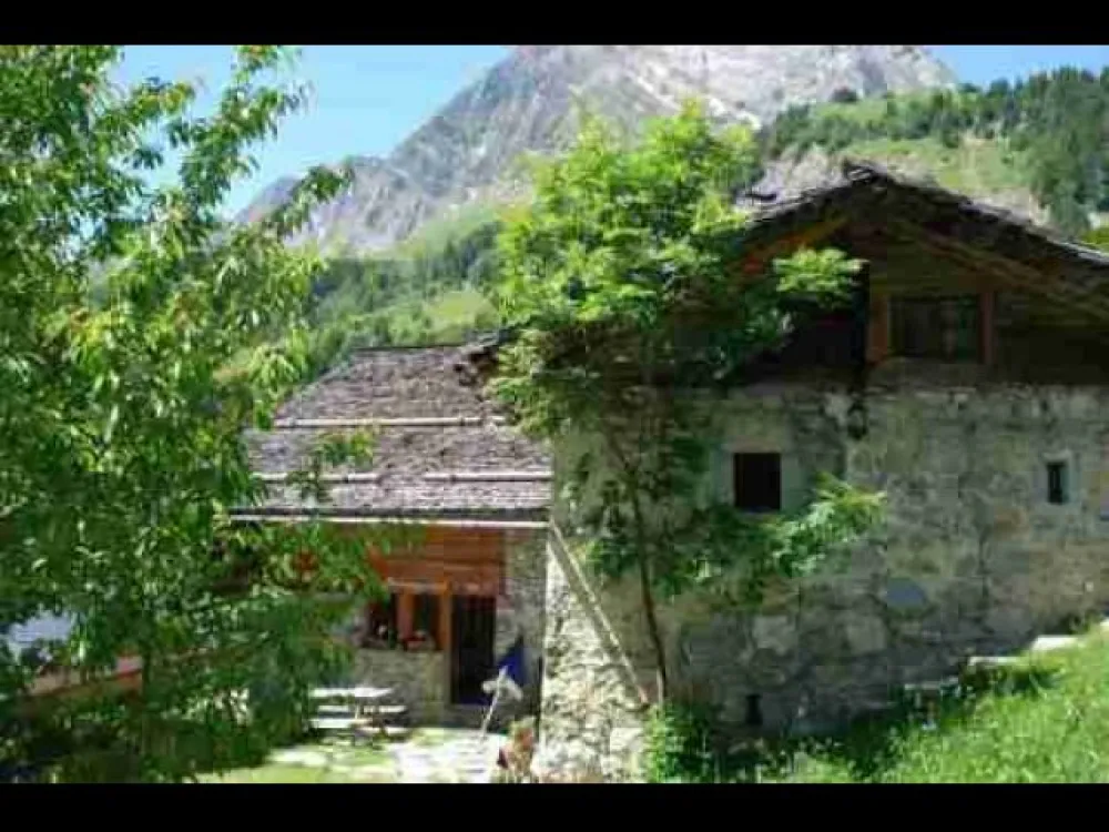 Bâtiment du four avec ferme principale en arrière plan