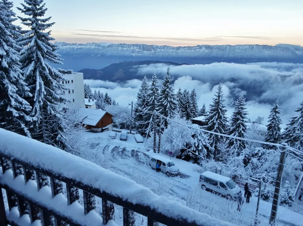 Terrasse avec table + Local à clés rangement skis ou autre.