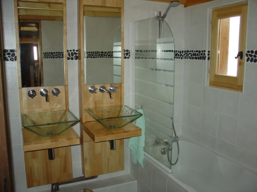 Une des 4 salles de bain ou douche toutes équipées d'un sèche-serviettes.