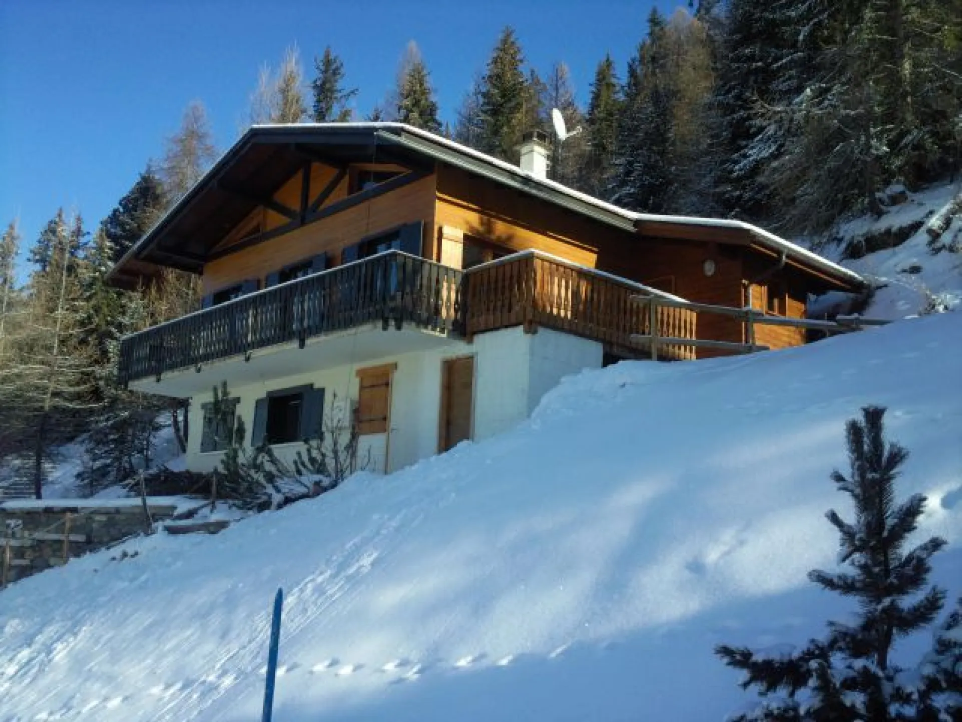 Chalet individuel permettant le retour à ski jusqu'au pied du chalet! Situation très calme tout en étant à seulement 100m du centre de la station et de l'école de ski. Les terrasses ensoleillées ouest et sud offrent une vue magnifique sur la montagne.