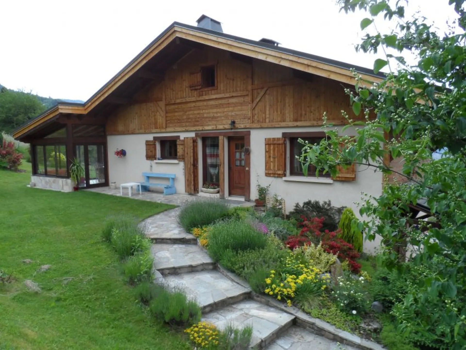 Notre chalet vue arrière et entrée principale propriétaire