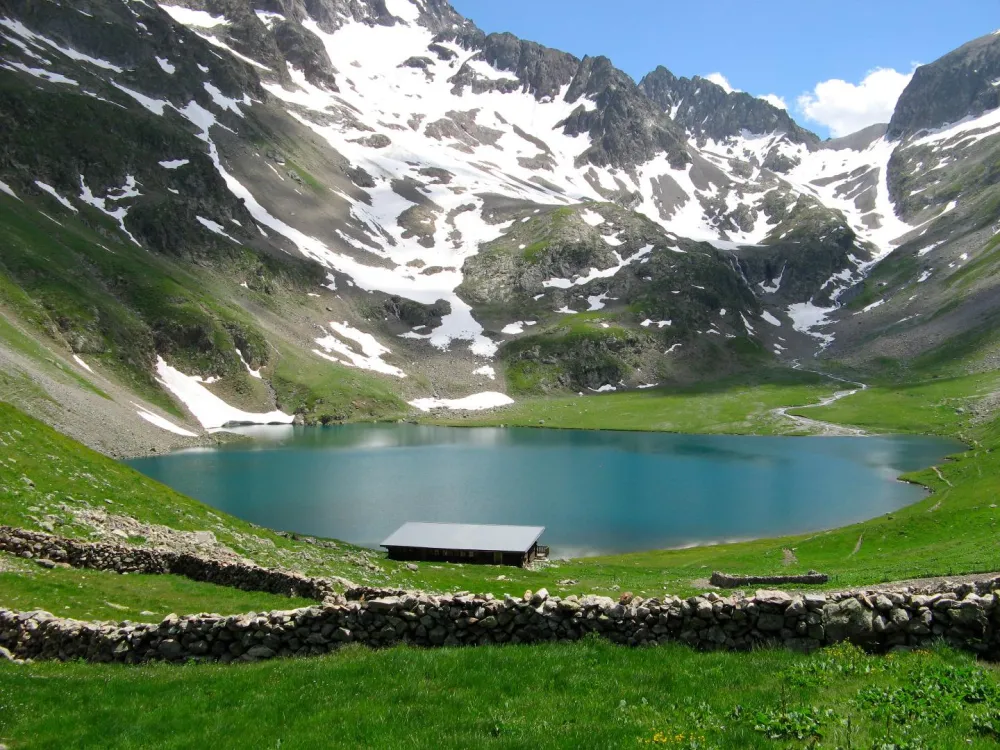 Refuge et lac de la Muzelle en été, à proximité, belle randonnée.