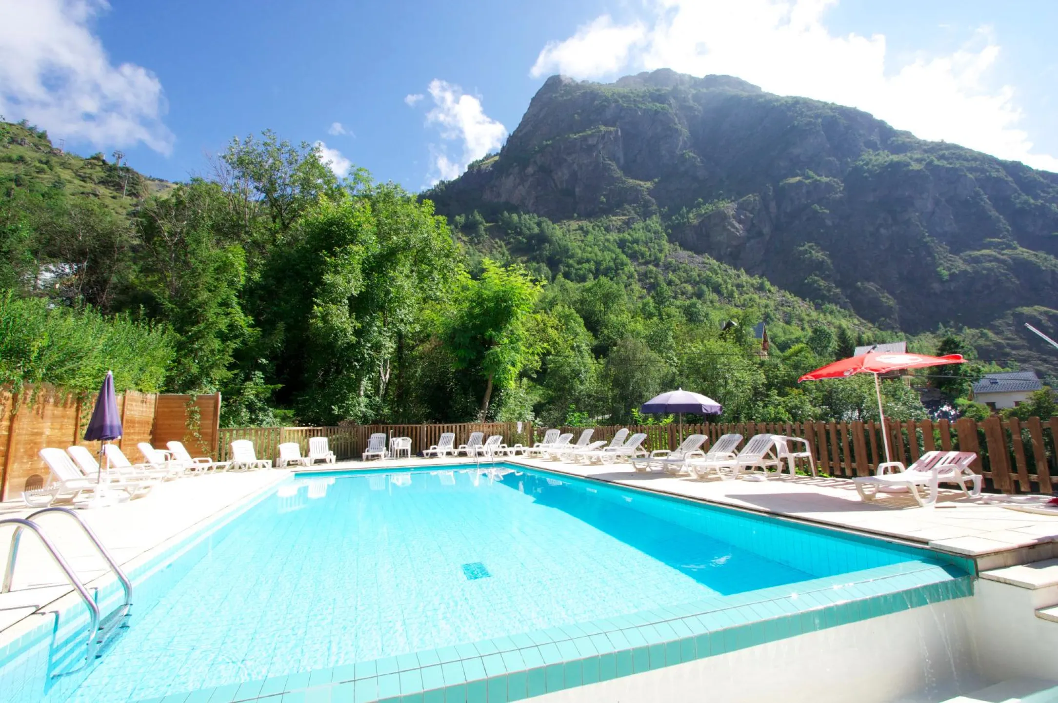 Piscine extérieure chauffée partagée. Accessible uniquement en été 