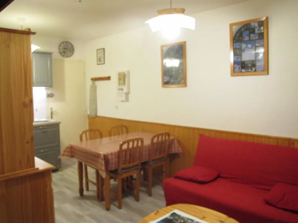 vue pièce principale de la chambre