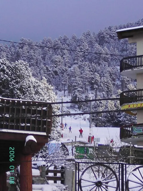Très proche des pistes. Moins de 100m
