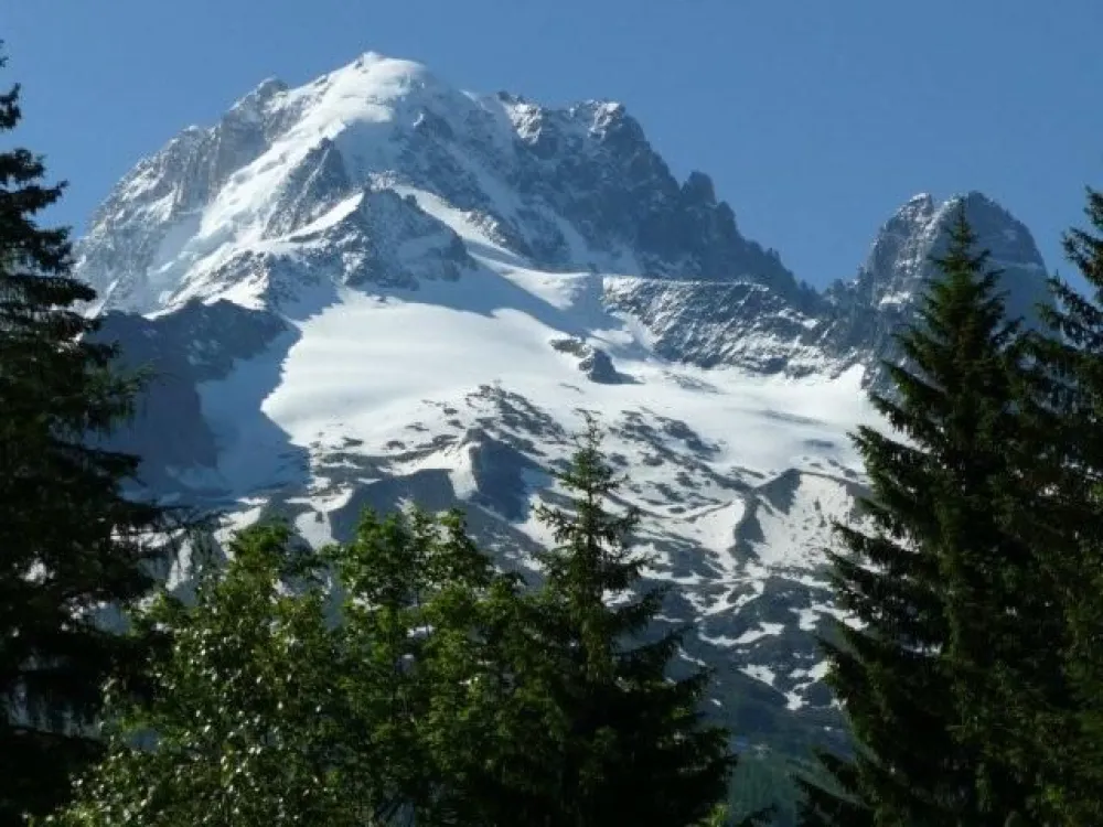 aiguille verte 4121m et les drus.vue de la
terrasse.    en été