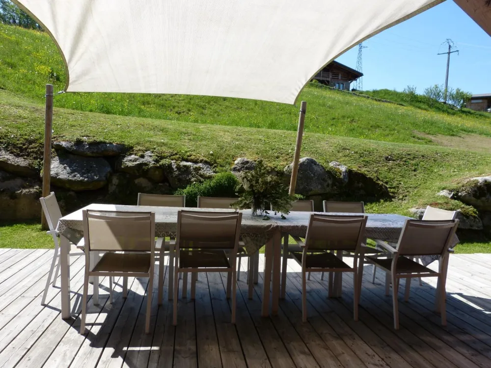 Terrasse en bois avec salon de jardin 10 personnes