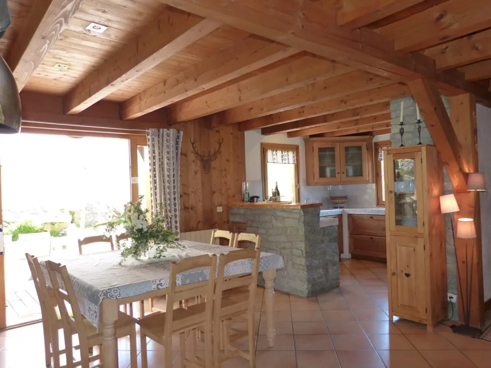 Séjour/cuisine avec accès direct sur la terrasse