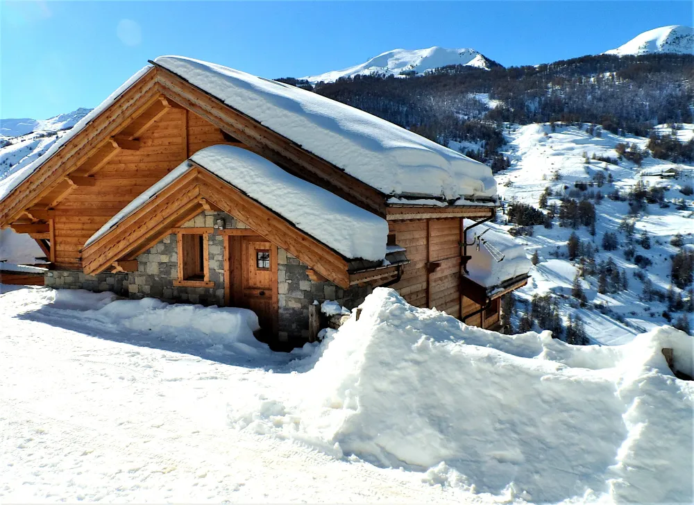 Chalet A façade principale en hiver sous la neige