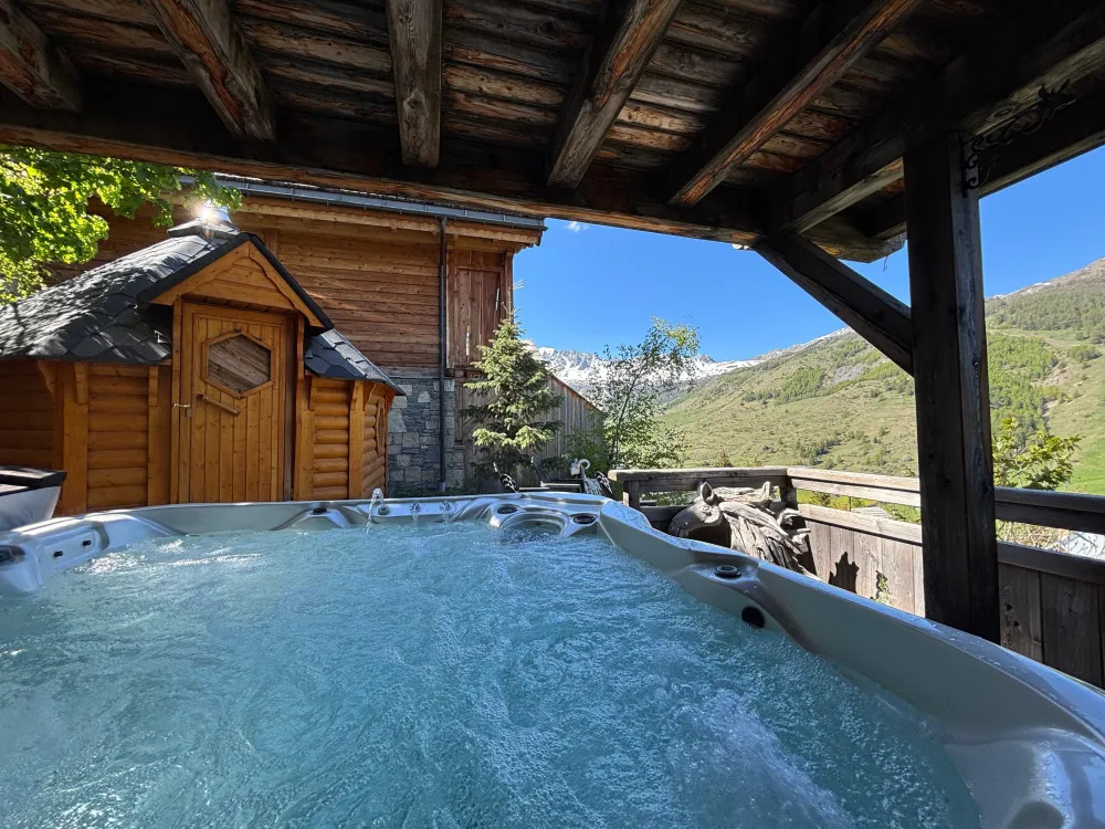 Détente absolue dans le jacuzzi chauffé à 37° toute l'année face au spectacle des sommets enneigés de Vars puis profitez du sauna finlandais pour parfaire la relaxation