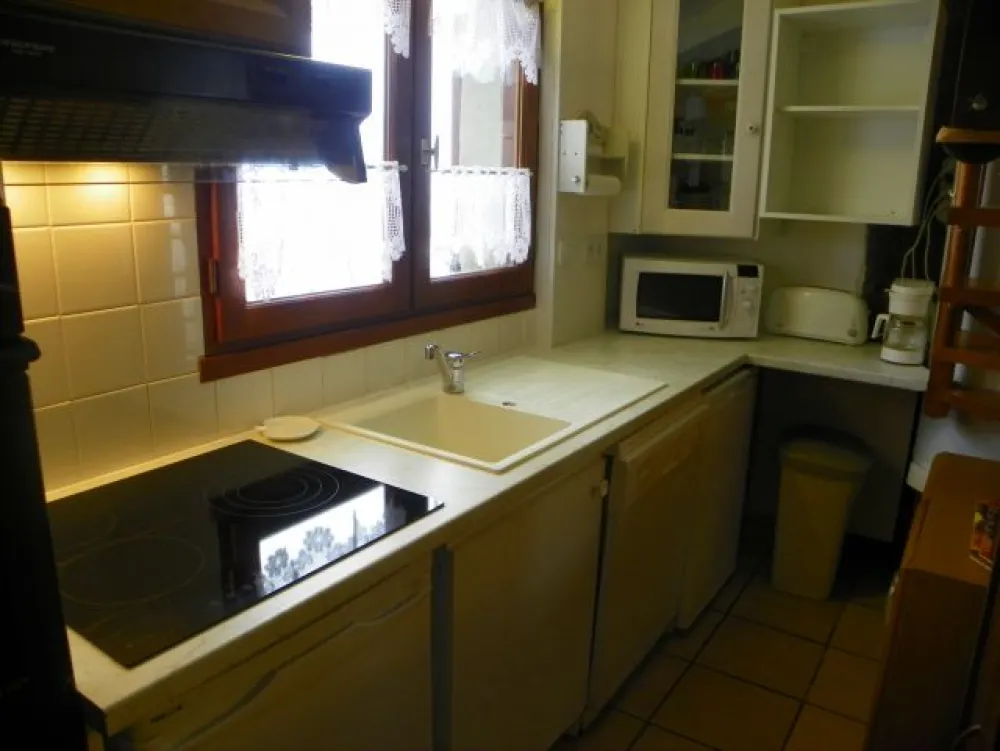 Cuisine équipée : lave vaisselle,  frigo-congélateur, micro ondes ...
(hors photo): coin buanderie avec machine à laver le linge + sèche linge