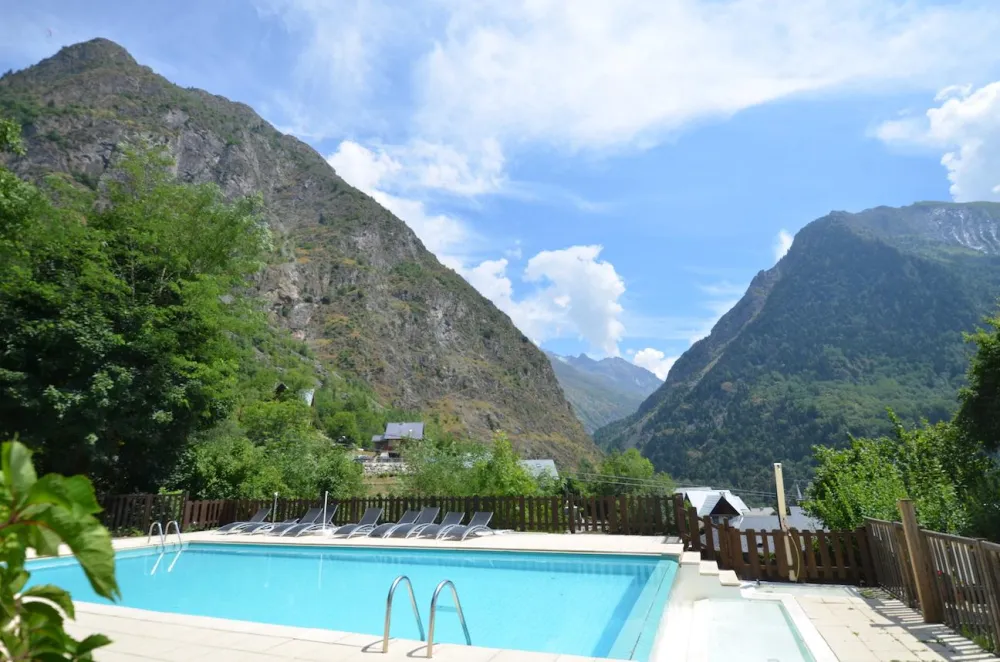 Piscine partagée en été.