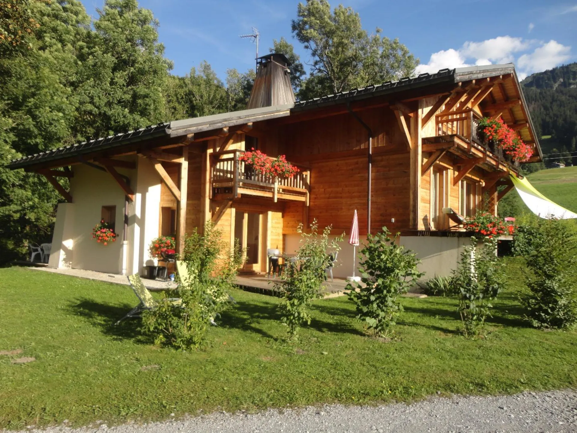 Façade ouest du chalet avec les deux logements.
Appartement situé sur la gauche du chalet.