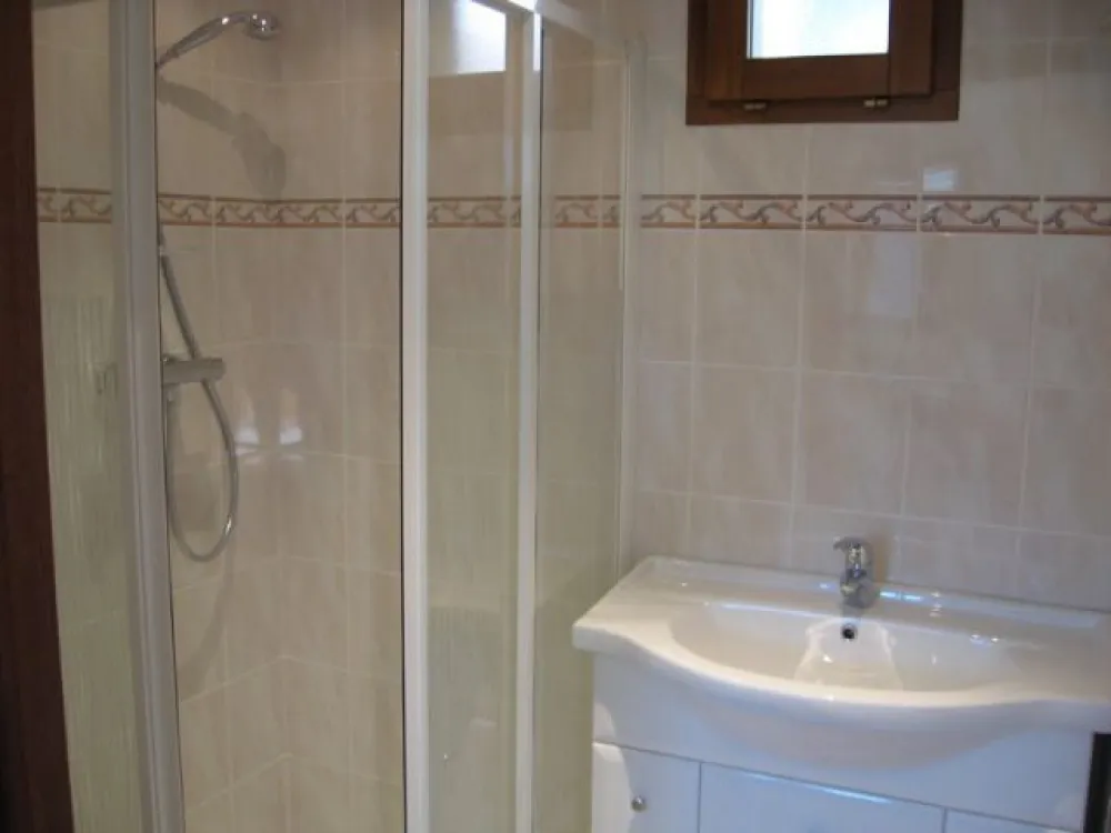 Une salle de bains avec douche