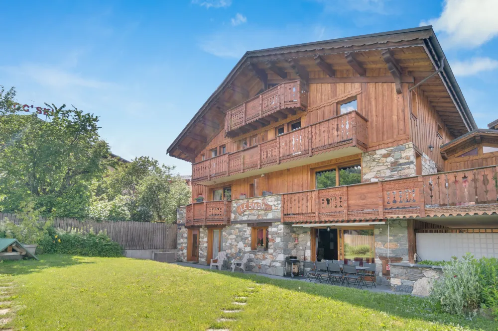 Chalet traditionnel face aux pistes l'hiver et aux jardins l'été